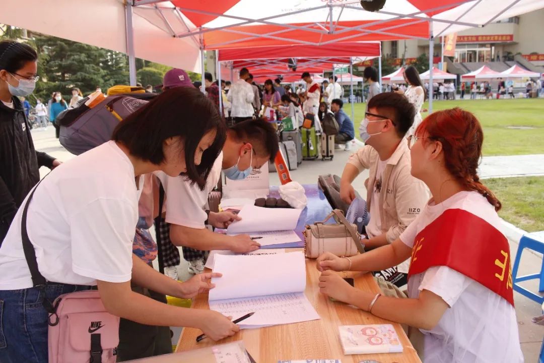 买球的app软件下载本科2020级新生报到直击